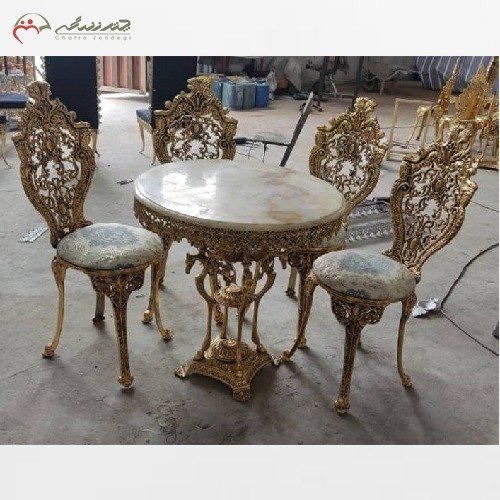 میز ناهار خوری برنزی 4 نفره مدل سلطنتی ،رنگ ثابت پایه اسبی، با رویه سفید، شیک و خاص