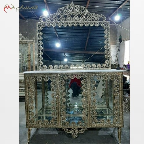 آینه کنسول ویترین دار برنزی 2 درب کار شده با طراحی خاص و آینه کاری زیبا، با کیفیت اعلاء