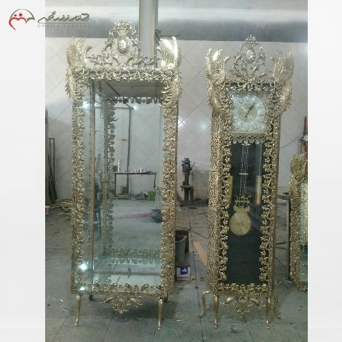 سرویس کامل عروس شامل آینه کنسول، ویترین، ساعت و میز تلویزیون از جنس برنز در رنگ طلایی
