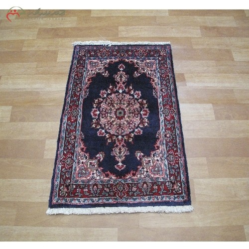 فرش پر نقش دست بافت همدان، طرح لچک با حاشیه های لاکی کد 38971 با زمینه سرمه ای و تراکم بالا، بسیار زیبا