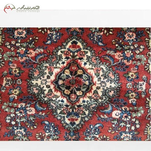 فرش دستبافت همدان کد 38997 با زمینه لاکی و حاشیه کرم، تراکم بالا و بافته شده با نخ اعلاء - هنرظریف