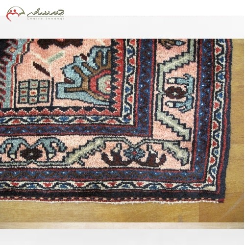 فرش دستبافت بیجار کد 39002، طرح ترنج با زمینه لاکی و حاشیه دوغی/ روناسی در دوغ، تراکم بالا