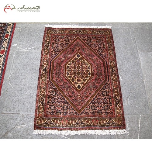 فرش دستبافت بیجار کد 39025 با طرح زمینه لچک و ترنج ،تراکم بالا، رنگ لاکی و حاشیه کرم دارای ضمانت نامه