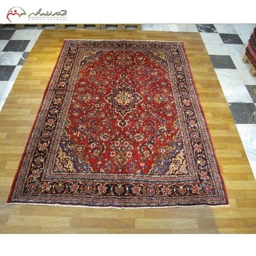 فرش دستبافت همدان کد 39043 در طرح لچک و ترنج با زمینه لاکی و حاشیه سرمه ای، دارای ضمانت - هنرظریف