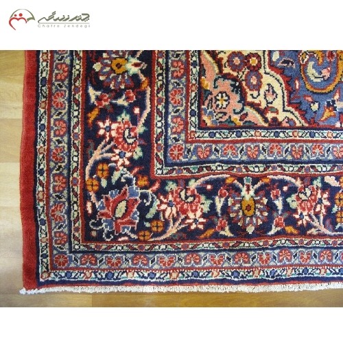 فرش دستبافت همدان کد 39043 در طرح لچک و ترنج با زمینه لاکی و حاشیه سرمه ای، دارای ضمانت