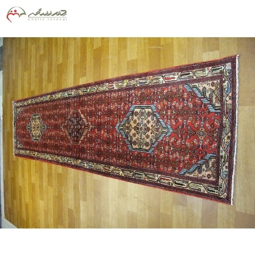 فرش کناره همدان کد 39059 در طرح 3 ترنج با زمینه لاکی و حاشیه کرم، تراکم بالا همراه با ضمانت - هنرظریف