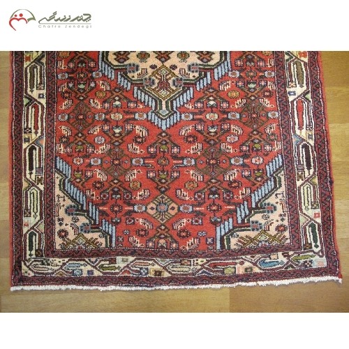 فرش کناره همدان کد 39059 در طرح 3 ترنج با زمینه لاکی و حاشیه کرم، تراکم بالا همراه با ضمانت