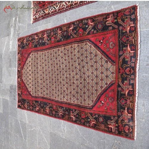 قالیچه دستبافت قروه کد 39136 طرح بندی با تقارن رنگ، زمینه شتری و حاشیه سرمه ای با ضمانت
