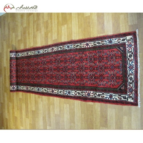 کناره دستباف همدان کد 39174 طرح سراسر و رنگ زمینه لاکی و حاشیه های کرم