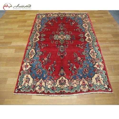 قالیچه دستبافت همدان کد 39179 بافته شده با نخ طبیعی، زمینه لاکی و حاشیه سبز رنگ
