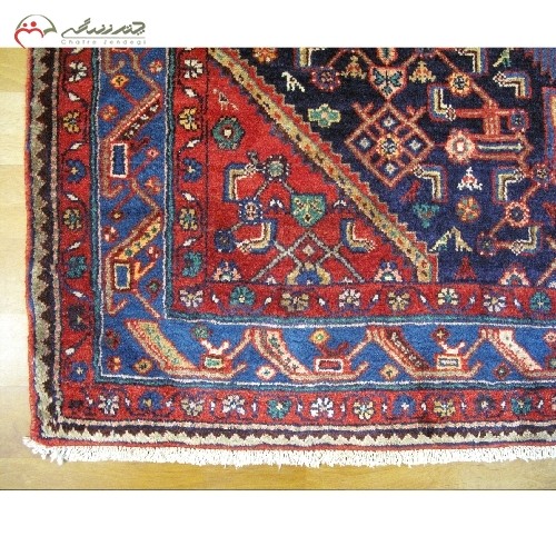 فرش دستبافت همدان کد 39190 طرح 3ترنج با زمینه سرمه ای و حاشیه آبی، نخ اعلاء
