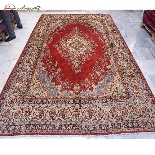 فرش دستبافت همدان کد 39241 بافته شده با نخ اعلاء، طرح لچک و ترنج با زمینه لاکی دارای ضمانت