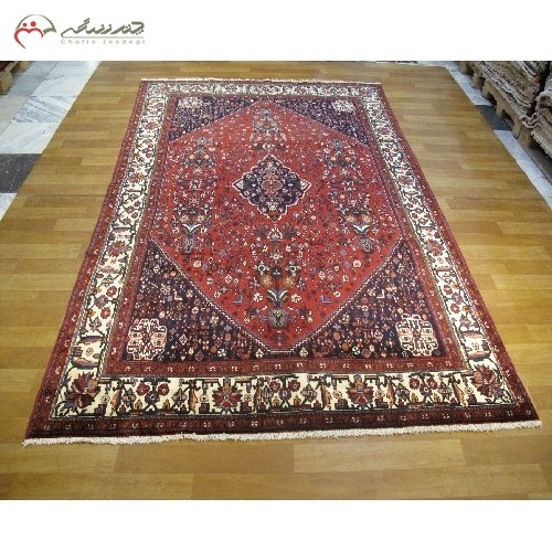 فرش دستبافت آباده کد 39320 با نقشه تماشایی، طرح لچک و ترنج با زمینه لاکی و حاشیه کرم