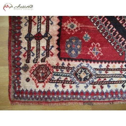 فرش دستبافت لرستان کد 39449 رنگ زمینه لاکی و حاشیه کرم با طرح ترنج دارای ضمانت