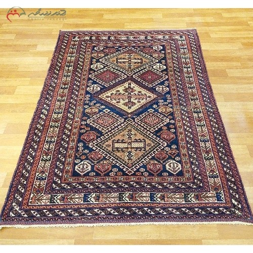 فرش دستبافت سیرجان کد 39491با رنگ زمینه متنوع و طرح زیبای ترنج