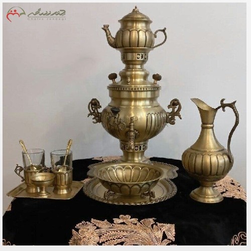 سرویس سماور ذغالی برنجی 3 لیتری همراه با سرویس چای خوری 2 نفره و مهردار روسی در بدنه و درب محصول - هنرظریف