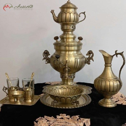 سرویس سماور ذغالی برنجی 3 لیتری همراه با سرویس چای خوری 2 نفره و مهردار روسی در بدنه و درب محصول
