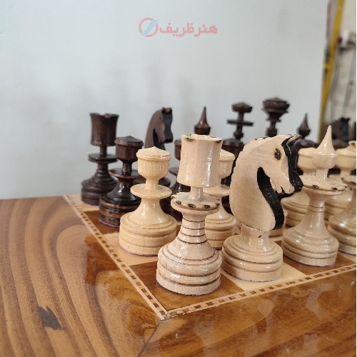 مهره شطرنج چوبی خراطی شده و سوخته کاری شده با روکش پلی استر با دوام