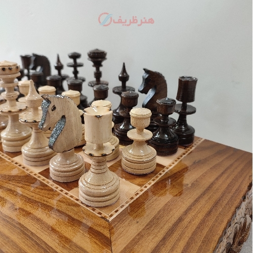 مهره شطرنج چوبی خراطی شده و سوخته کاری شده با روکش پلی استر با دوام