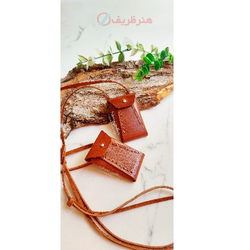 گردن آویز چرم طبیعی دستساز با دوخت با دوام و دارای رنگبندی و طراحی متنوع