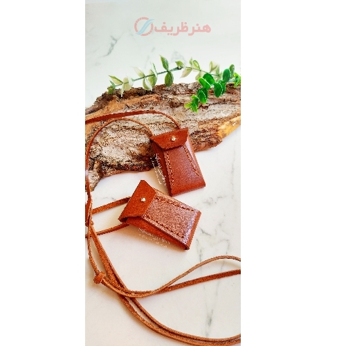 گردن آویز چرم طبیعی دستساز با دوخت با دوام و دارای رنگبندی و طراحی متنوع - هنرظریف