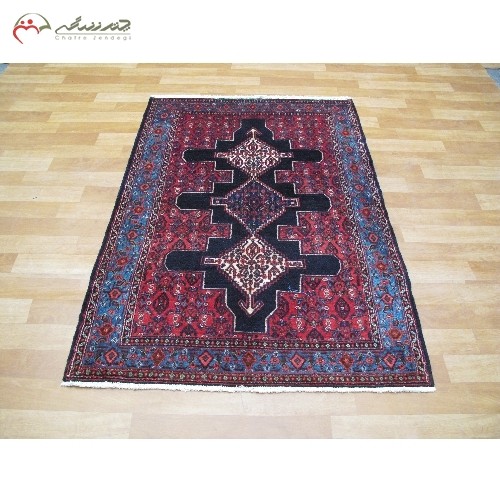 فرش دستبافت سنندج کد 40103 بافته شده با الیاف طبیعی، نقشه 3 ترنج و رنگ زمینه سرمه ای و حاشیه های آبی