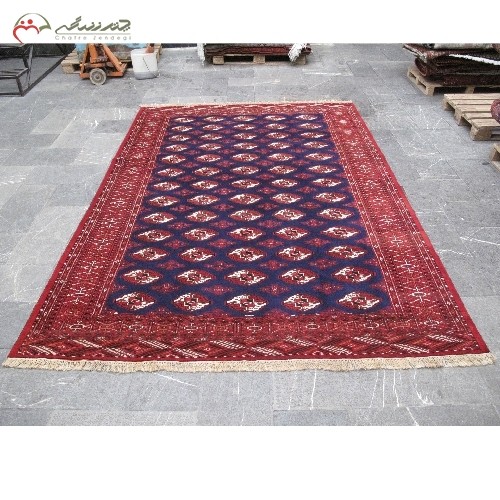 فرش دستبافت ترکمن کد 39759  در طرح قابی با رنگ زمینه ی سرمه ای و حاشیه های لاکی و سن 50 ساله با ضمانت نامه - هنرظریف