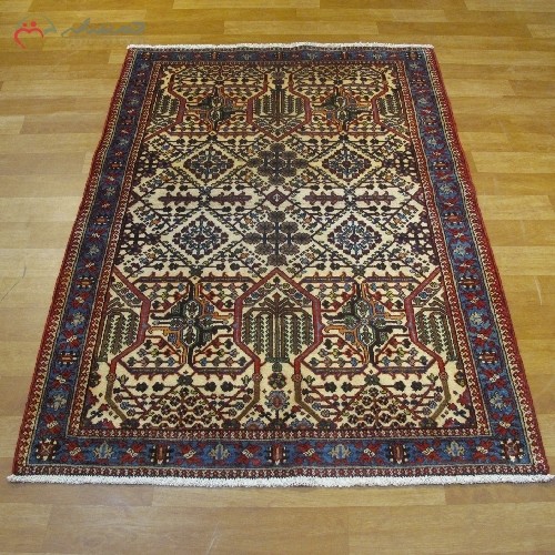فرش دستبافت میمه کد 39816  نقشه ی سراسری با رنگ زمینه ی لاکی و حاشیه ی آبی، چشم نواز با تقارن رنگ