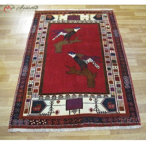 قالیچه ی دستبافت گبه بافته شده با الیاف طبیعی کد 39845 در طرح 2 عقاب با رنگ زمینه ی لاکی و حاشیه ی کرم - هنرظریف