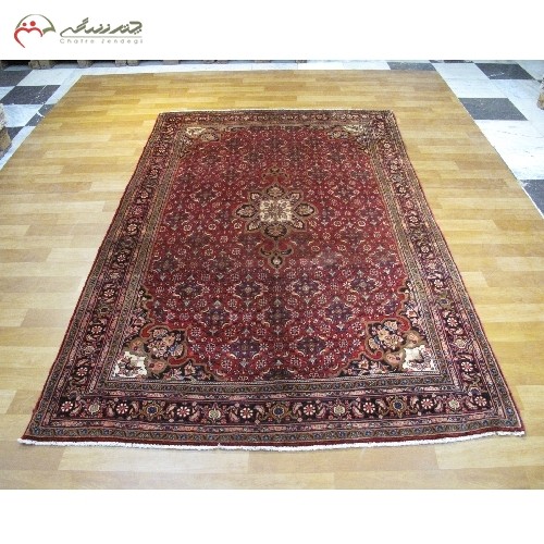 فرش دستبافت بیجار کد 39849 با طرح ماهی ترنج، رنگ زمینه ی لاکی و حاشیه سرمه ای، دارای گارانتی