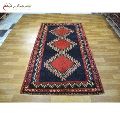 قالیچه ی دستبافت لرستان طرح 3 ترنج  کد 39859  با رنگ زمینه ی سرمه ای و حاشیه های لاکی - هنرظریف