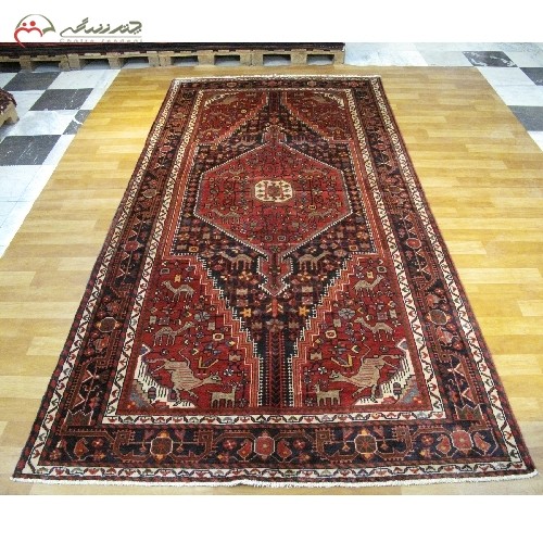 فرش دستبافت تویسرکان در طرح لچک و ترنج کد 39973 بافته شده با الیاف طبیعی، رنگ زمینه ی سرمه ای
