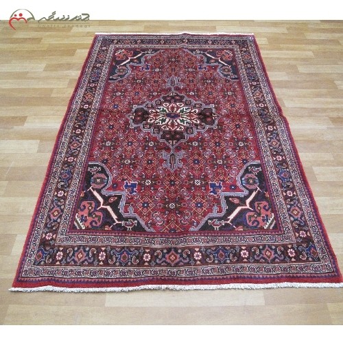 قالیچه ی دستبافت بیجار با نقشه شیک ماهی و ترنج کد 40013، رنگ زمینه لاکی و حاشیه سرمه ای