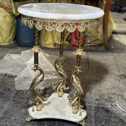 میز طرح درنا برنزی با صفحه سنگ مرمر و حاشیه ی طرح دار، طراحی بسیار ظریف با کیفیت بالا