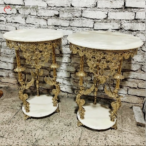 میز خاطره ی پر کار برنزی در طرح پایه فرشته های بالدار و صفحه سنگی نشکن سفید با حاشیه های گل رز تاج دار با ضمانت - هنرظریف