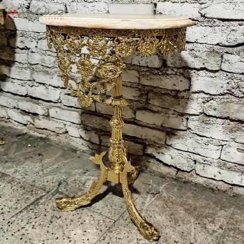 میز تلفن برنزی مدل پایه ماهی درخشان با حاشیه های طرح گل رز و صفحه سنگ مرمر به ابعاد 40 سانت دارای گارانتی