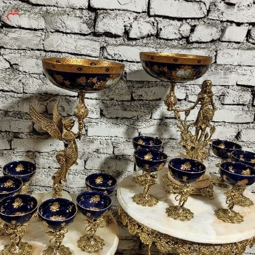 هفت سین فوق زیبای برنجی دارای پایه هایی با طرح فرشته بالدار و کاسه های سرمه ای با نقش و نگار ظریف