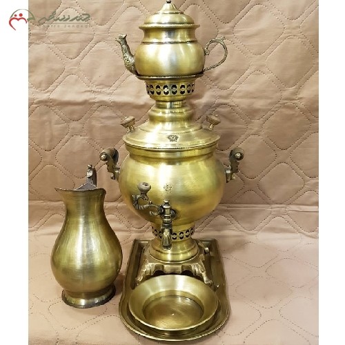 سماور ذغالی برنجی 4 لیتری کد 116 در طرح شکمی، دارای ست پارچ و قندان و سینی با ضمانت نامه