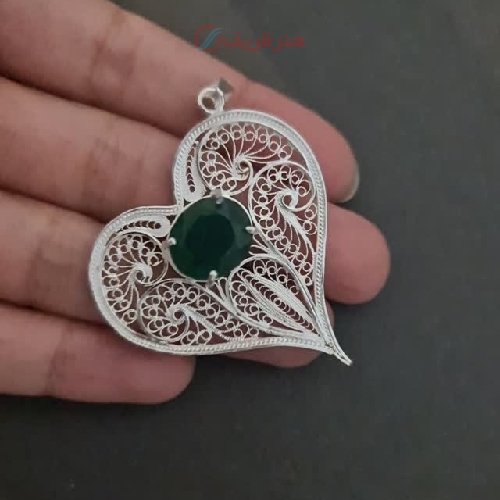 آویز ملیله طرح قلب نگین دار با ظاهری شیک و عالی از جنس نقره با کیفیت بی نظیر