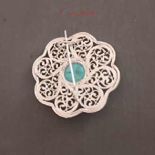 سنجاق یقه ملیله کاری شده با سنگ فیروزه و بدنه ی نقره با طراحی شیک و بی نظیر - هنرظریف
