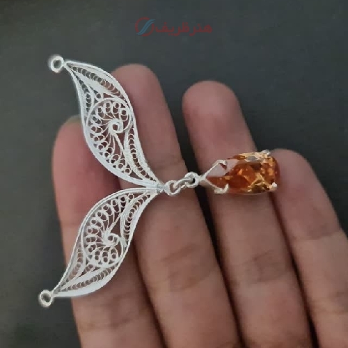 آویز ملیله طرح برگ نگین دار با رنگ ثابت و دست ساز، طراحی شیک و ظریف