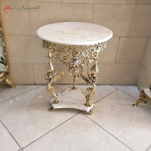 میز خاطره ی برنزی با رنگ طلایی با کیفیت و پایه های طرح فرشته و رویه سنگ