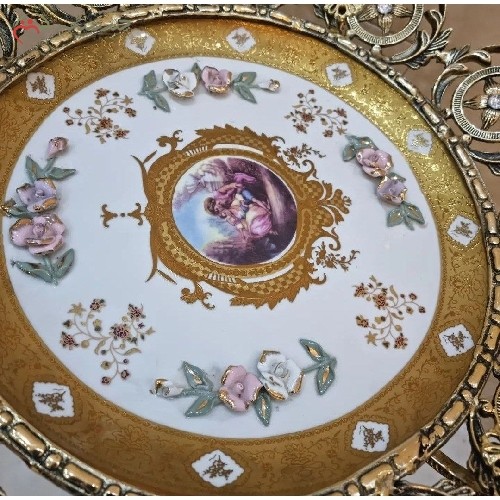 میوه خوری کنار سالنی با بدنه ی تمام برنزی و رنگ طلایی طرح دار، زیبا و با کیفیت