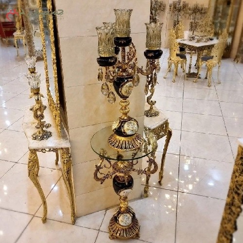 شمعدان های رومیزی همراه میز کنار سالنی برنزی ترکیب شده با سرامیک، شکیل و خاص
