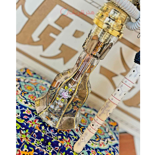 قلیان برنجی گلدان دار مینا هندی سفید، لوستر مشکی به همراه گل ارغوانی