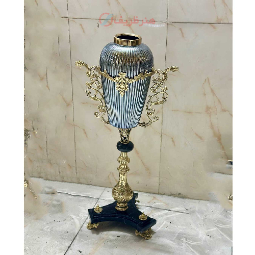گلدان کنار سالنی برنزی پایه سنگی سوراهی