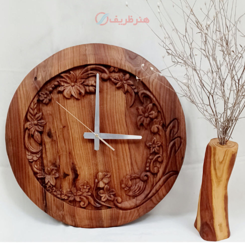 ساعت دیواری چوبی با طرح منبت‌کاری دست‌ساز و نقش اسلیمی - هنرظریف