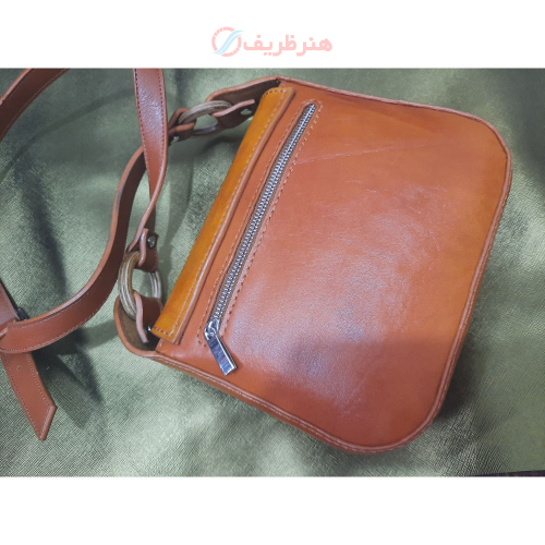 کیف دوشی زنانه چرمی با طرح حکاکی سنتی و هنری