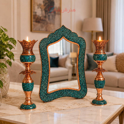 نمای کامل از آینه ۵۰ سانتی و دو لاله ۴۲ سانتی در کنار هم، با فیروزه‌کوبی درخشان روی بدنه مسی.