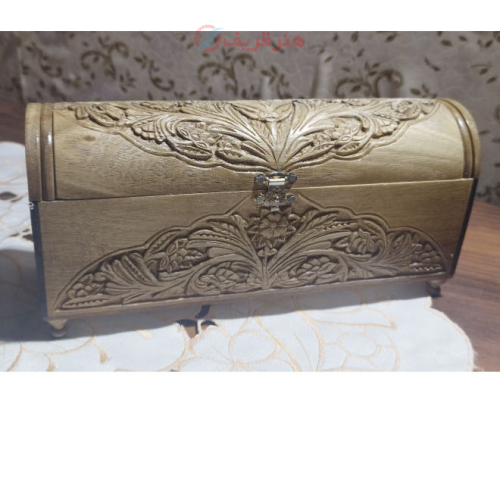 نمای کامل از جعبه جواهرات با منبت کاری روی چوب گردو، نمایش فرم، ابعاد و زیبایی کلی آن.